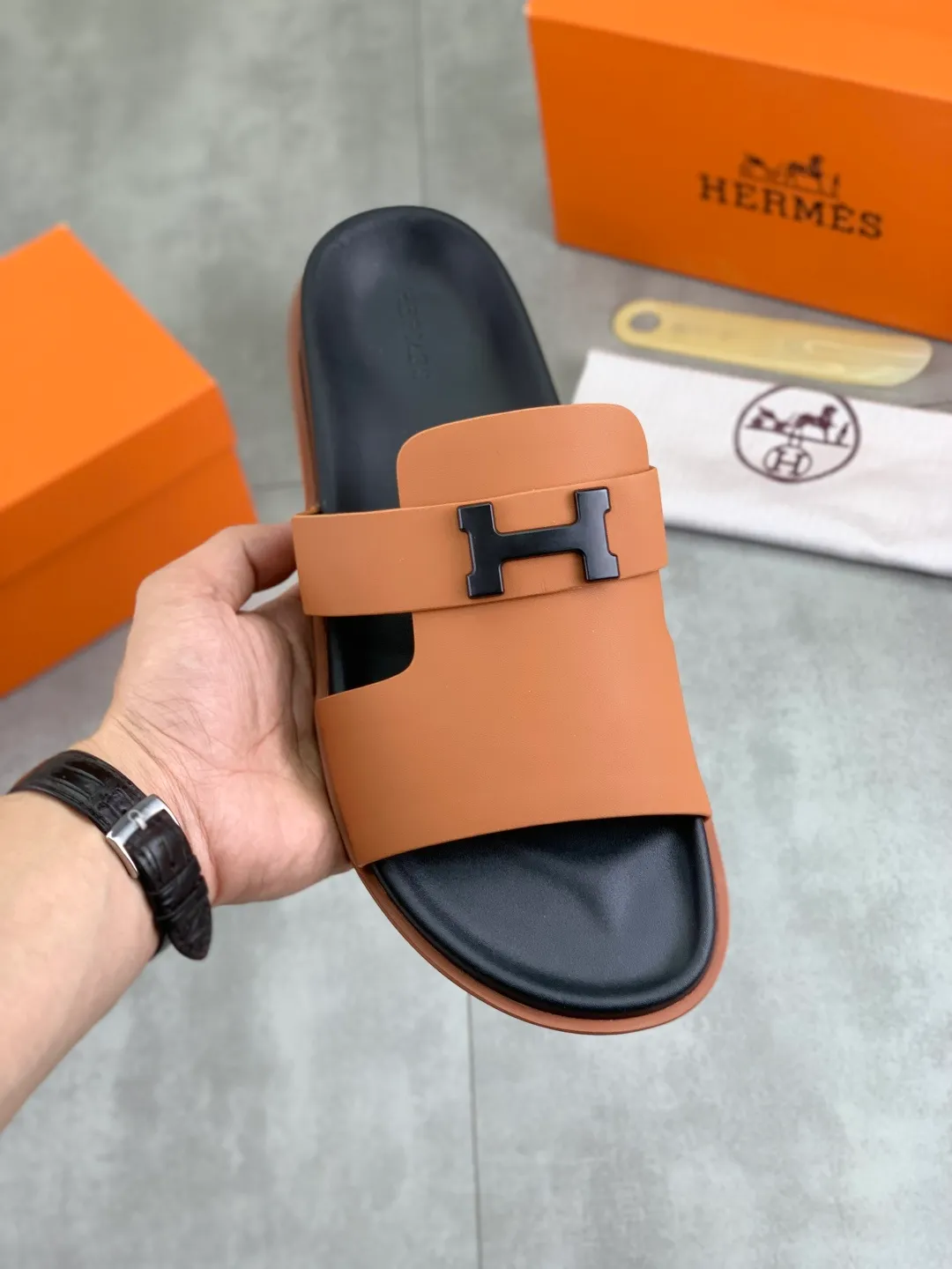 Men's shoes 💰P440 New [HERMES] high-end quality new Hermès slippers, made of imported silk calfskin, wear-resistant and non-slip rubber outsole. Fashionable and elegant code number: 39-44 (38 45 46 customized)